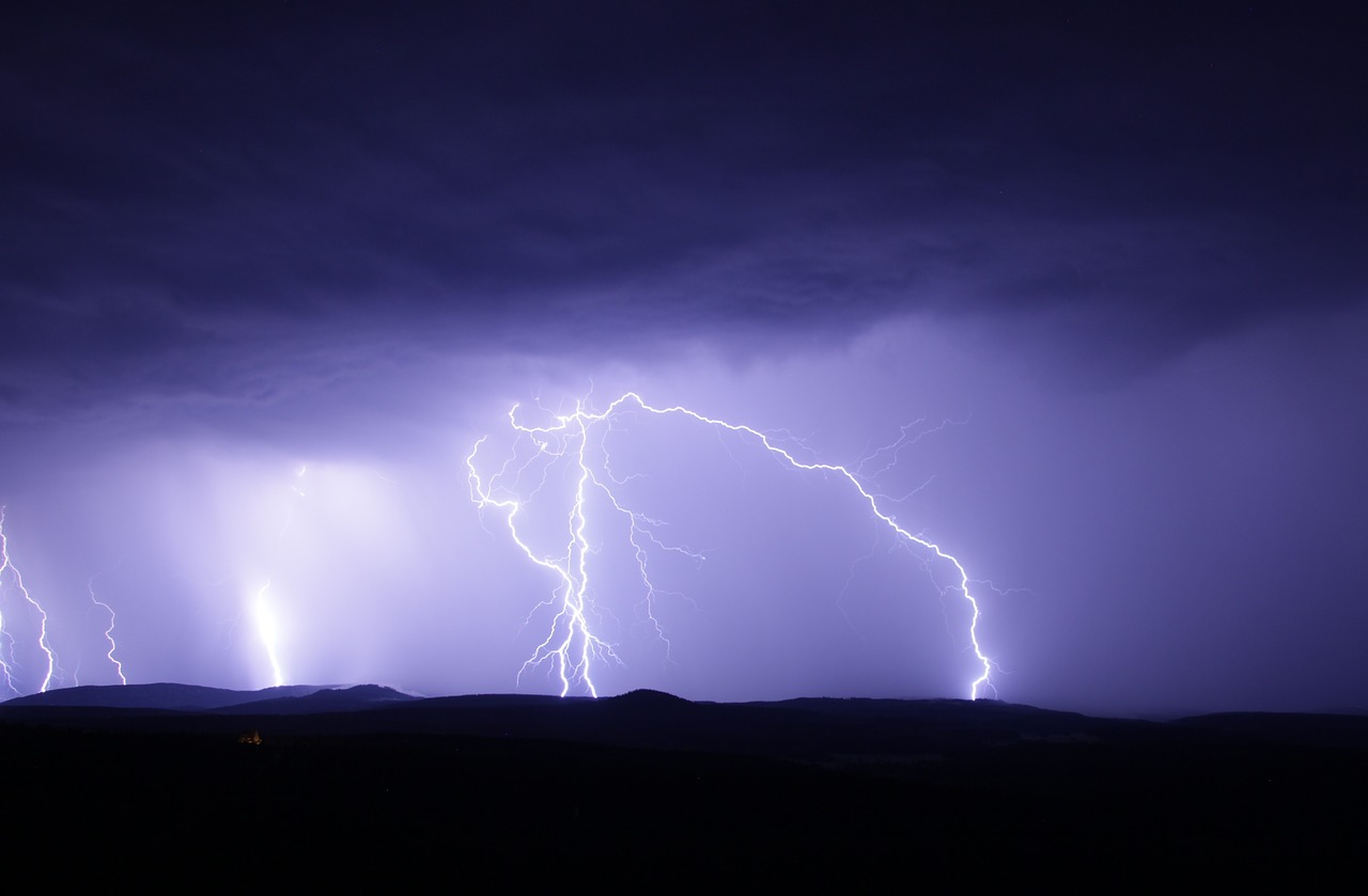 METEO – Anticiclone grande ILLUSIONE, ecco da quando torneranno NUBIFRAGI, FRESCO e MALTEMPO sull’ITALIA: le PREVISIONI