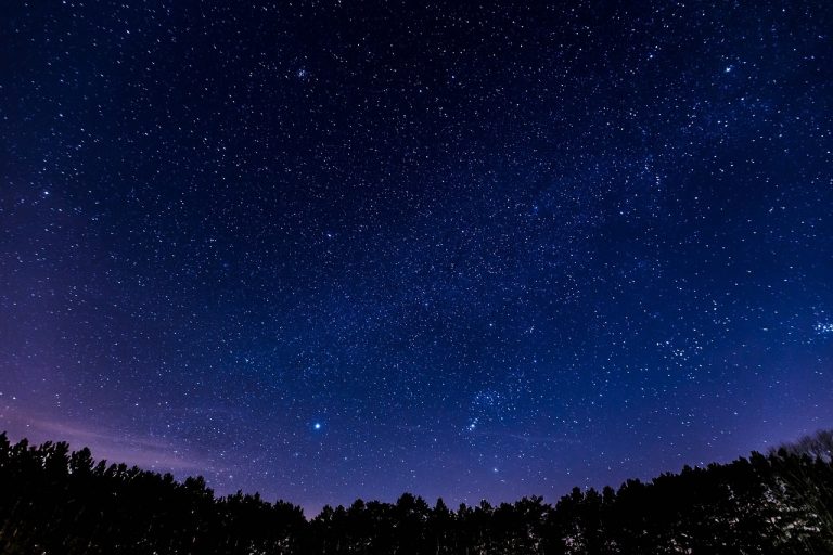 Lampi radio veloci, quei misteriosi segnali che ci rivelano la materia mancante nell’Universo Lampi radio veloci, quei misteriosi segnali che ci rivelano la materia mancante nell’Universo