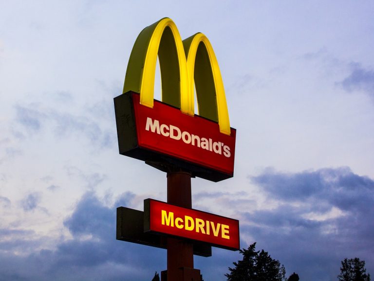 McDonald’s, infezione da escherichia coli dopo aver mangiato hamburger: il colosso del fast food crolla in Borsa McDonald’s, infezione da escherichia coli dopo aver mangiato hamburger: il colosso del fast food crolla in Borsa