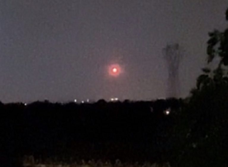 Una sfera rossa avvistata nel cielo di Reggio Emilia: tantissime segnalazioni