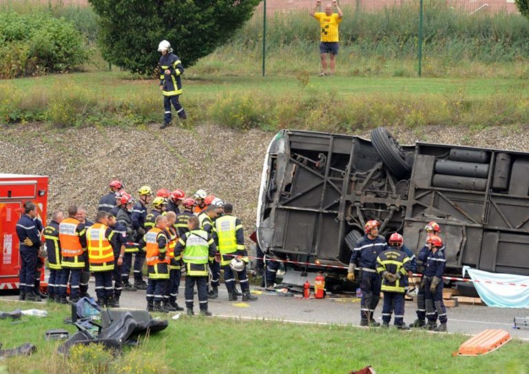 Il bus si è ribaltato poco fa: ci sono almeno 3 morti e 10 feriti. Soccorsi in azione in Cambogia. Ecco cosa è successo