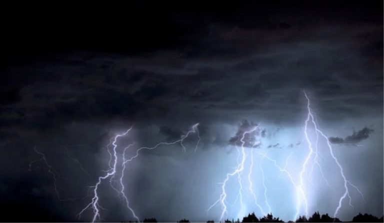 METEO – MALTEMPO, un FULMINE si abbatte su un edificio a Nogarè di Crocetta del Montello : donna intrappolata tratta in salvo e persone evacuate