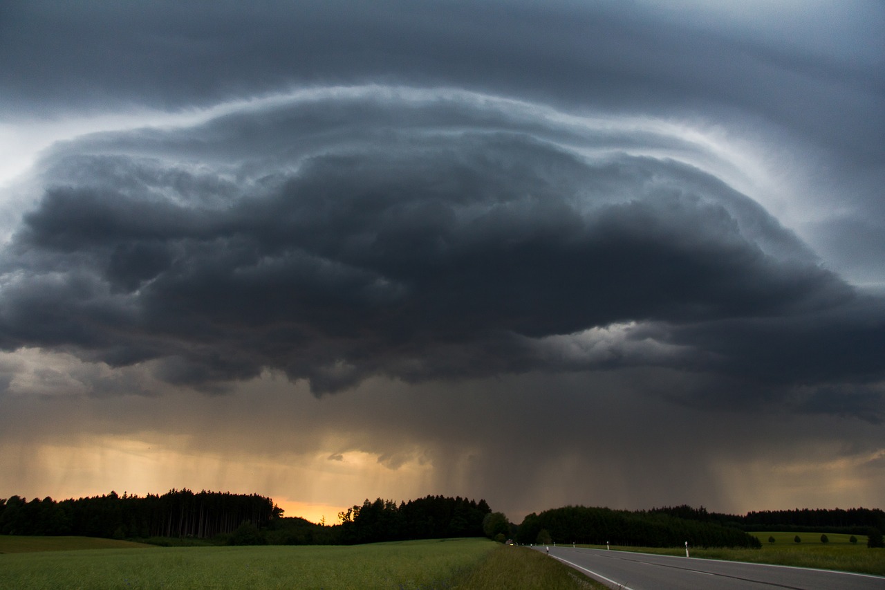 METEO ITALIA – Vortice CICLONICO in AZIONE, l’Italia SFERZATA dal MALTEMPO: tutti i dettagli e le PREVISIONI