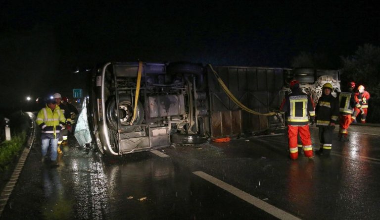 Autobus si ribalta e finisce in un burrone in Pakistan, si aggrava il bilancio: ci sono 10 morti e 30 feriti Autobus si ribalta e finisce in un burrone in Pakistan, si aggrava il bilancio: ci sono 10 morti e 30 feriti