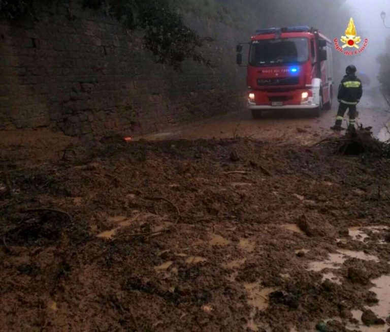 METEO – ACQUAZZONI e forti TEMPORALI colpiscono l’Alto Adige provocando FRANE, ALLAGAMENTI e colate di FANGO METEO – ACQUAZZONI e forti TEMPORALI colpiscono l’Alto Adige provocando FRANE, ALLAGAMENTI e colate di FANGO