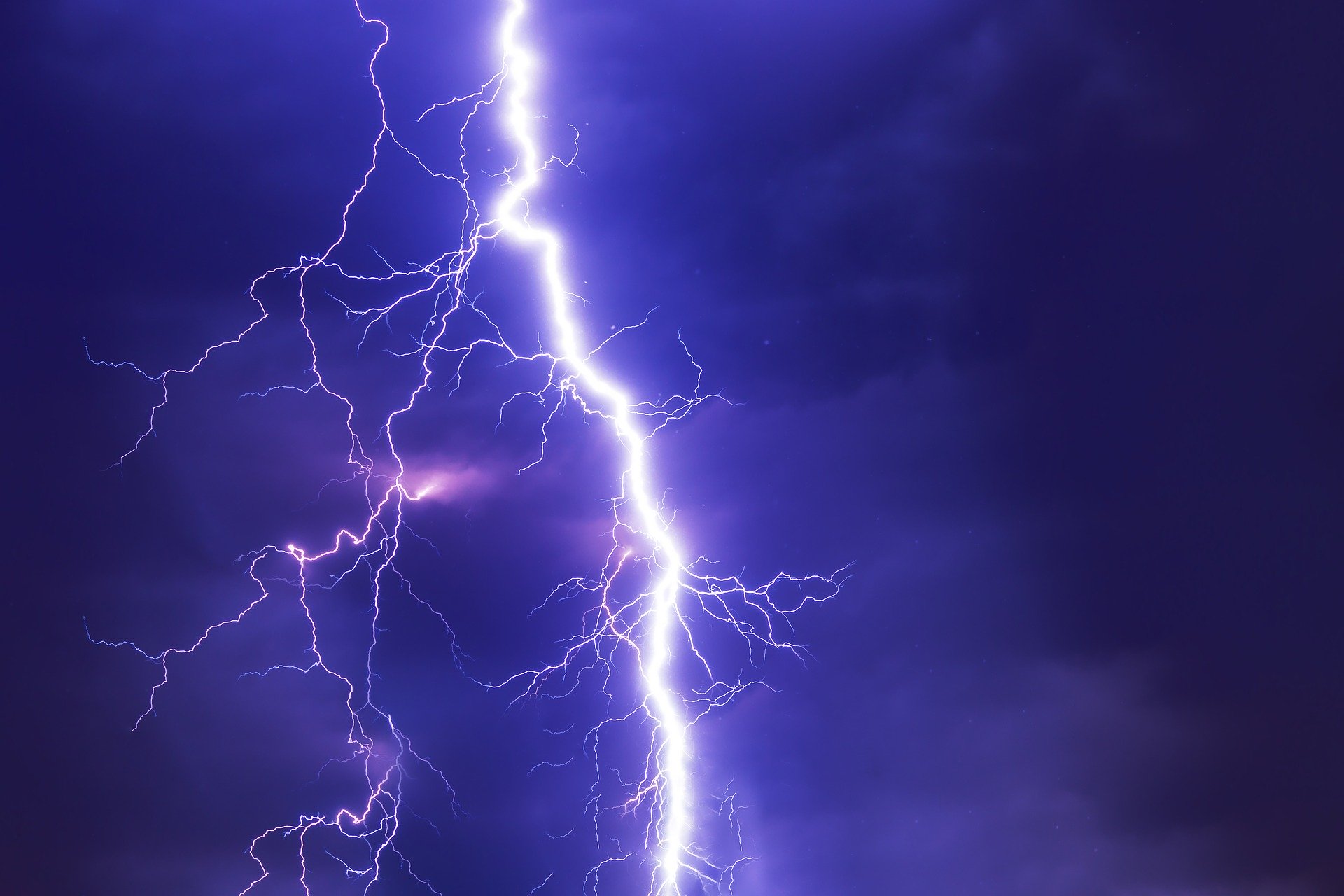 METEO – SCARICA di TEMPORALI in arrivo su alcune REGIONI: vediamo TUTTI i settori COLPITI