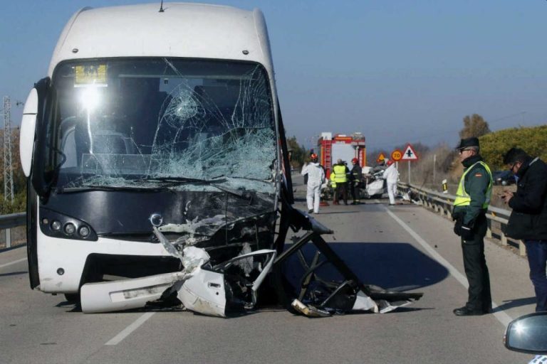 Incidente a New York, autobus si dirige verso il terminal e si schianta: ci sono 16 feriti Incidente a New York, autobus si dirige verso il terminal e si schianta: ci sono 16 feriti