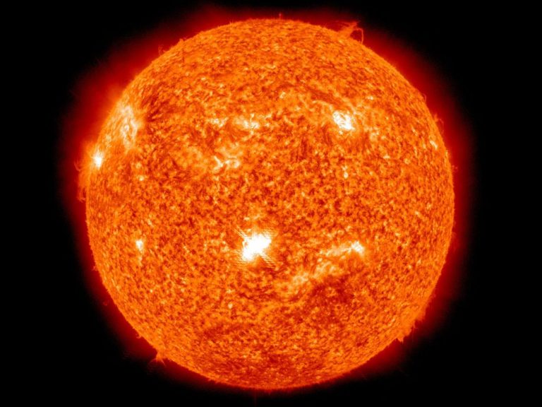 Una gigantesca “macchia solare” preoccupa la Terra: ecco cosa sta succedendo