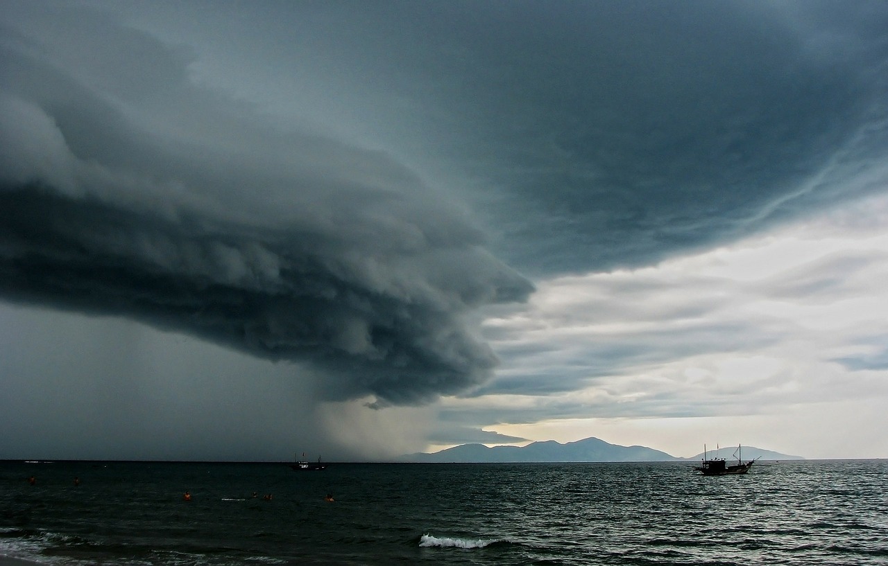 METEO – Il MALTEMPO arriva sulle SPIAGGE: fulmini, GRANDINATE e NUBIFRAGI! Ecco dove