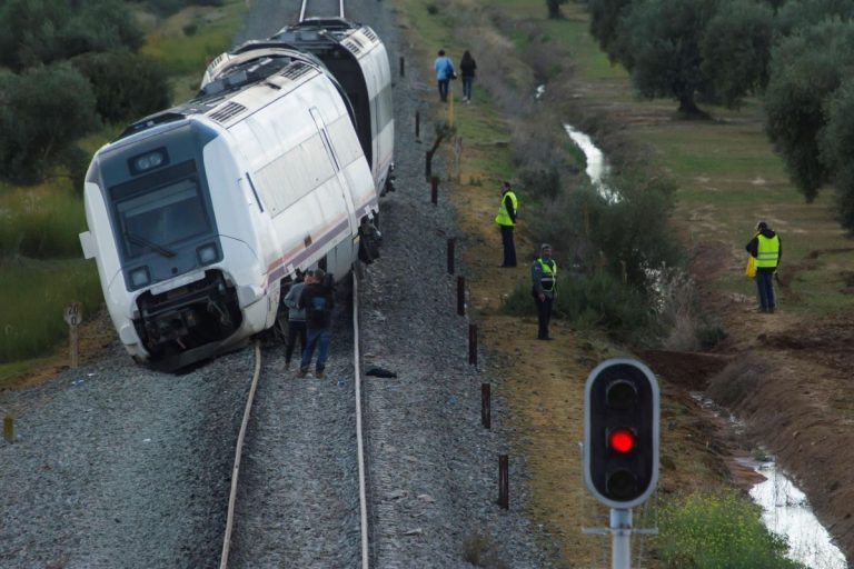 Spaventoso deragliamento del treno a Devenish, in Australia: tratta ferroviaria chiusa e soccorsi sul posto Spaventoso deragliamento del treno a Devenish, in Australia: tratta ferroviaria chiusa e soccorsi sul posto