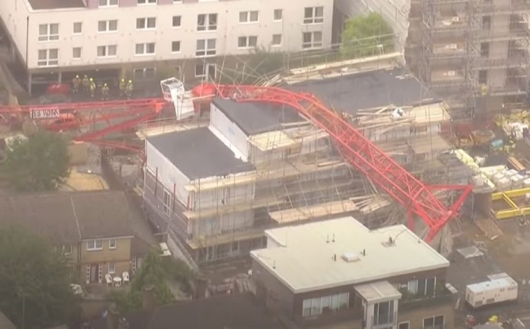 Terribile tragedia, la gru è crollata sulle abitazioni: case distrutte e feriti, persone intrappolate tra le macerie a Londra. Ecco cosa è successo