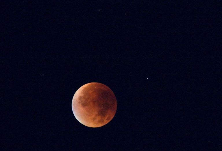 Eclissi totale di Luna in arrivo: data, info e orari per osservarla in Italia