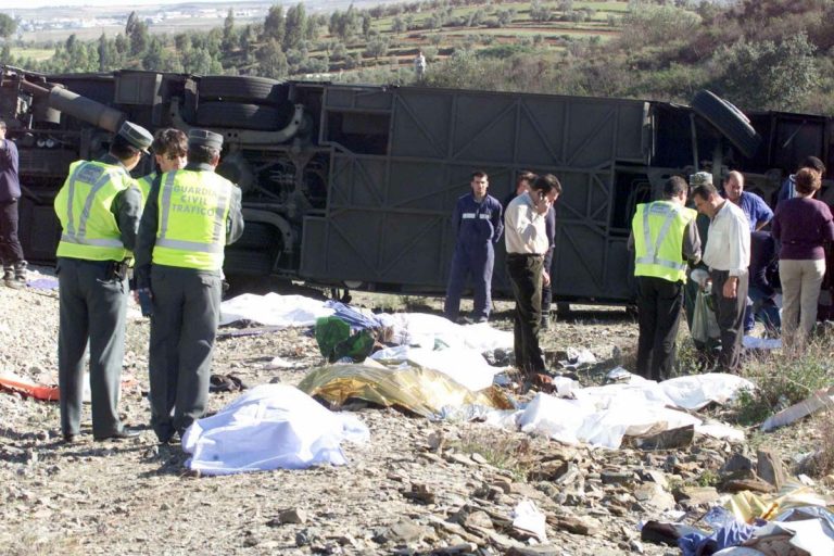 Violentissimo scontro tra un autobus e un camion causa 40 morti e decine di feriti in Brasile: incidente nell’autostrada Alfredo de Oliveira Carvalho, soccorsi in azione Violentissimo scontro tra un autobus e un camion causa 40 morti e decine di feriti in Brasile: incidente nell’autostrada Alfredo de Oliveira Carvalho, soccorsi in azione