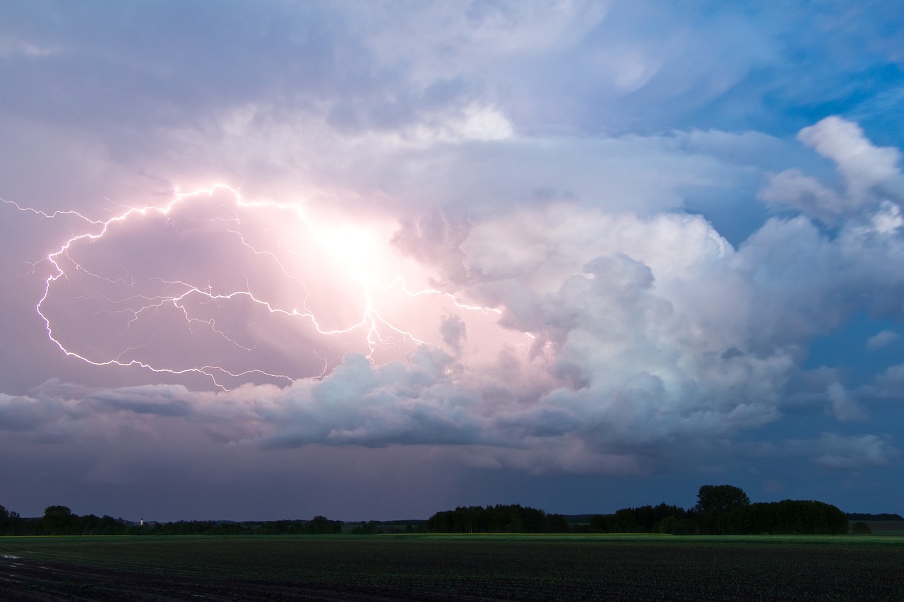 METEO - Attenzione a FULMINI e ACQUAZZONI sull'ITALIA, zone colpite prossime ORE e GIORNI
