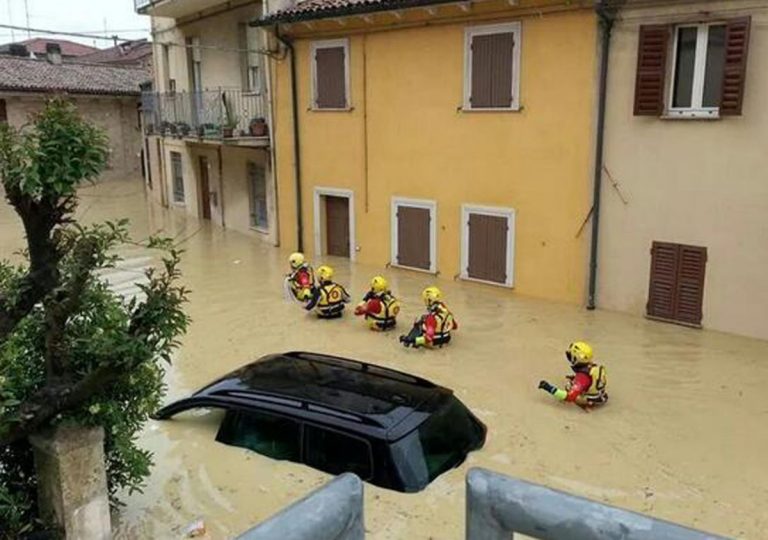 METEO – Violento NUBIFRAGIO colpisce Ancona e provoca ALLAGAMENTI e danni ingenti. Super lavoro dei Vigili del Fuoco METEO – Violento NUBIFRAGIO colpisce Ancona e provoca ALLAGAMENTI e danni ingenti. Super lavoro dei Vigili del Fuoco