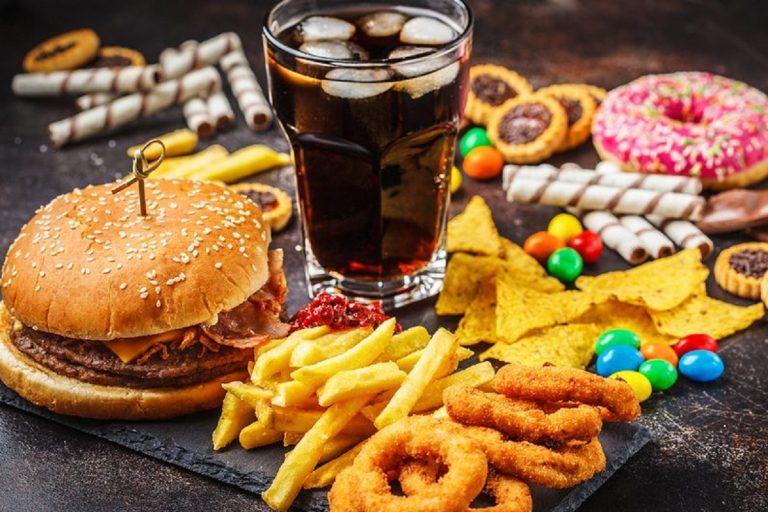 Il cibo ultra-processato danneggia la salute degli uomini in tre modi principali