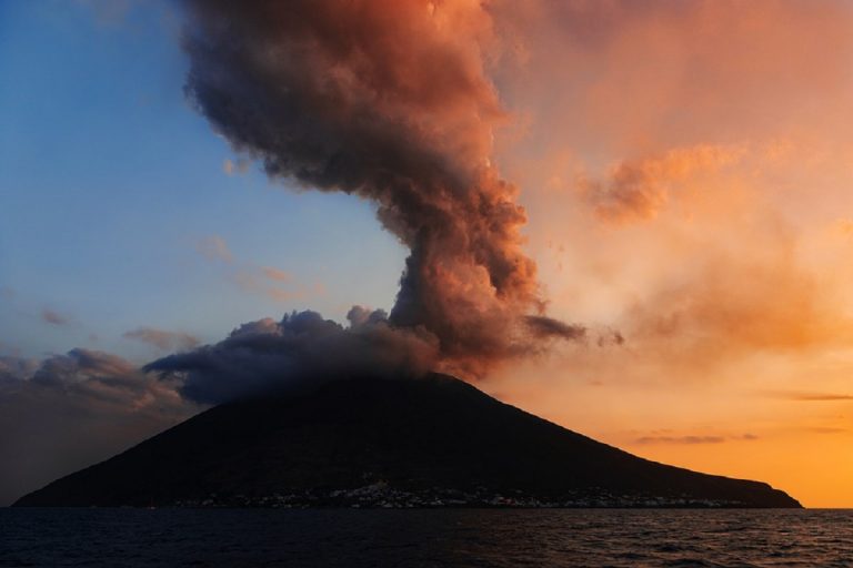 Forti esplosioni dello Stromboli, paura sull’Isola: grossa colonna di fumo nero si alza in cielo
