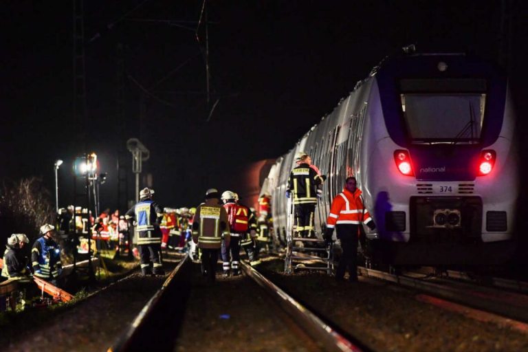 Schianto tra un treno e un’auto vicino Rutherford, New Jersey: ci sono due persone ferite Schianto tra un treno e un’auto vicino Rutherford, New Jersey: ci sono due persone ferite