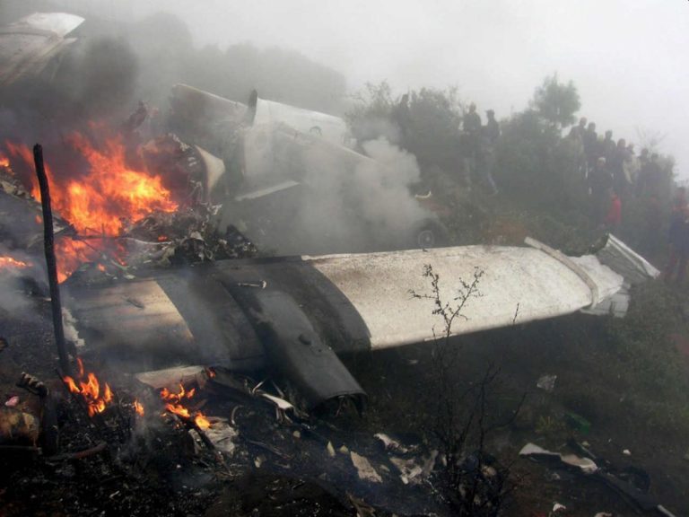 Aereo con diverse persone a bordo si schianta al suolo e prende fuoco: 7 i morti, ecco dove e cosa è accaduto Aereo con diverse persone a bordo si schianta al suolo e prende fuoco: 7 i morti, ecco dove e cosa è accaduto