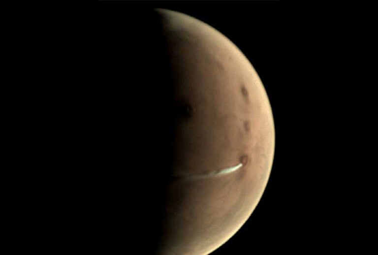 Marte, si è ripetuto lo strano fenomeno della nuvola bianca sopra il vulcano spento