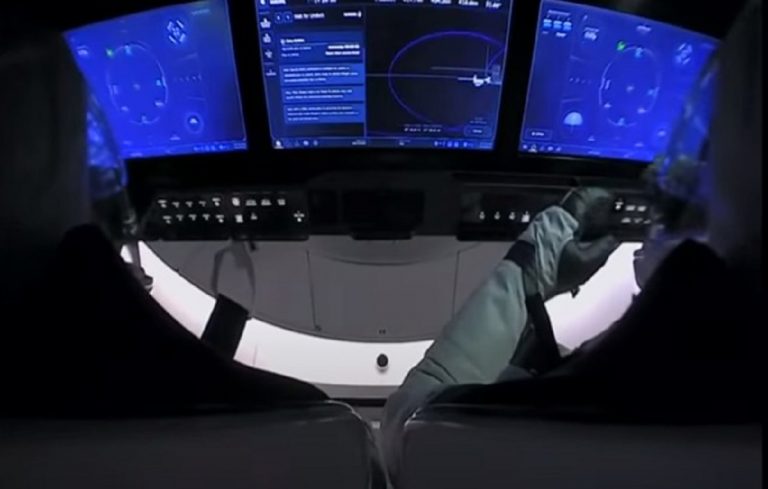 Crew Dragon Space X, iniziata la fase di rientro: gli astronauti hanno salutato l’ISS Crew Dragon Space X, iniziata la fase di rientro: gli astronauti hanno salutato l’ISS