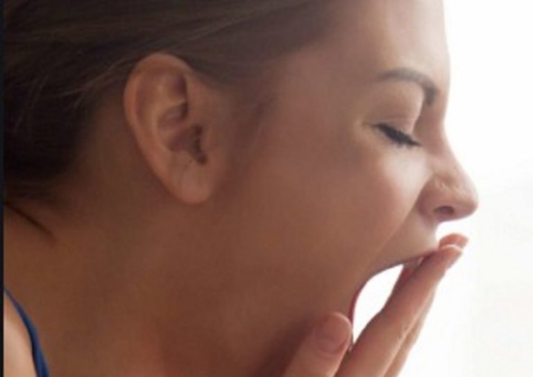 L’eccessiva sonnolenza diurna può essere il sintomo spia di questa grave patologia: ecco i dettagli L’eccessiva sonnolenza diurna può essere il sintomo spia di questa grave patologia: ecco i dettagli