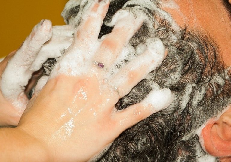 Lavare I Capelli Con Acqua Fredda Fa Bene O Male Ecco La Risposta