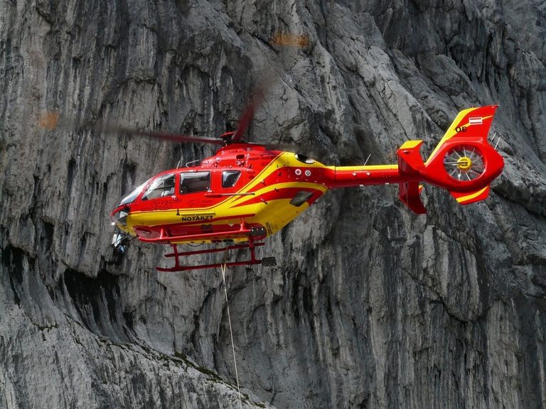 Tragedia al nord Italia, in Valtellina: precipita dal sentiero e muore mentre era alla ricerca di funghi. Immediati i soccorsi in zona