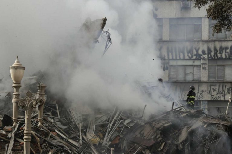 Fortissimo boato avvertito dalla popolazione e poi il crollo di parte di un edificio nel casertano. Paura e gente in strada Fortissimo boato avvertito dalla popolazione e poi il crollo di parte di un edificio nel casertano. Paura e gente in strada