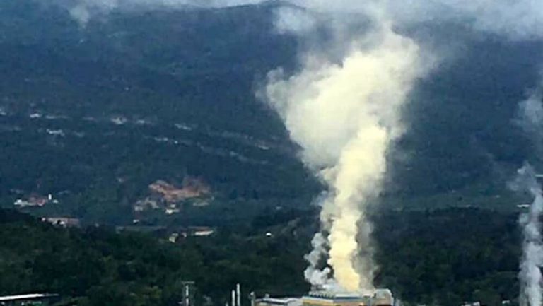 Strana nube bianca si alza in cielo a Rovereto: allarme in città e soccorsi in azione