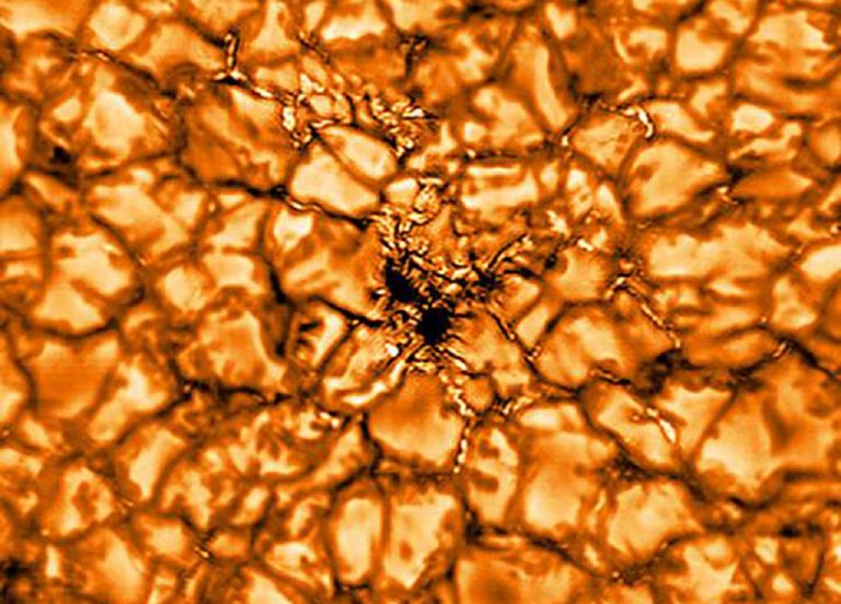 Per la prima volta un telescopio europeo fotografa alcuni dettagli del Sole Per la prima volta un telescopio europeo fotografa alcuni dettagli del Sole