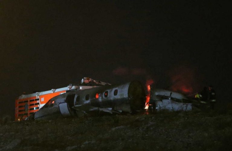 L’aereo precipita e si spezza a metà: ci sono tanti morti e alcuni sopravvissuti. Ecco cosa è successo e dove