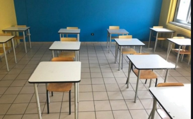 Covid 19 e scuola, la circolare del ministero alle scuole superiori: “L’ingresso alle 9 del mattino solo in situazioni critiche” Covid 19 e scuola, la circolare del ministero alle scuole superiori: “L’ingresso alle 9 del mattino solo in situazioni critiche”