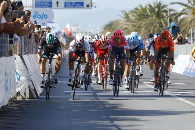 Ciclismo, Tirreno-Adriatico 2020, 2^ tappa Camaiore-Follonica: vincitore e ordine di arrivo | Meteo 8 settembre