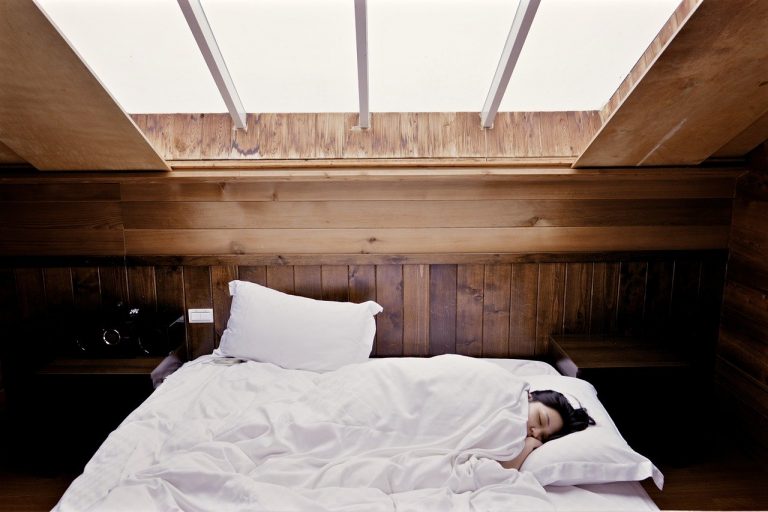 Dormire col pigiama può aggravare l’insonnia: ecco i risultati di una ricerca