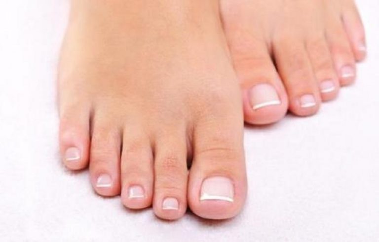 Unghie con macchie, righe o ispessite, la Dottoressa Manuela Carrera spiega quali sono i segnali da non sottovalutare