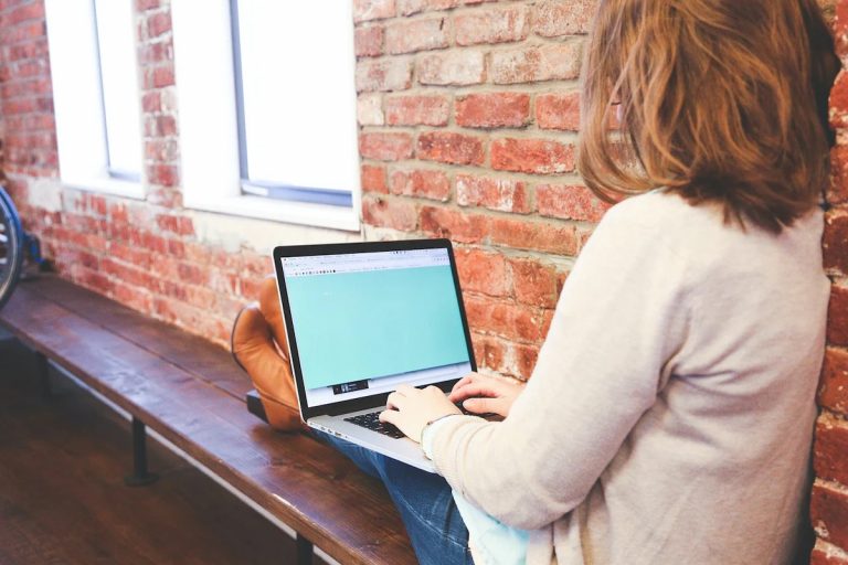 Bonus PC e Internet da 500 euro è legge: tutti i requisiti e come richiederlo Bonus PC e Internet da 500 euro è legge: tutti i requisiti e come richiederlo