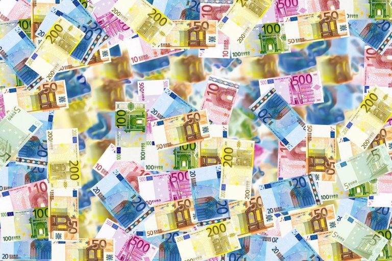 Come mettere da parte 5050 euro in sei mesi: il “trucco delle buste”