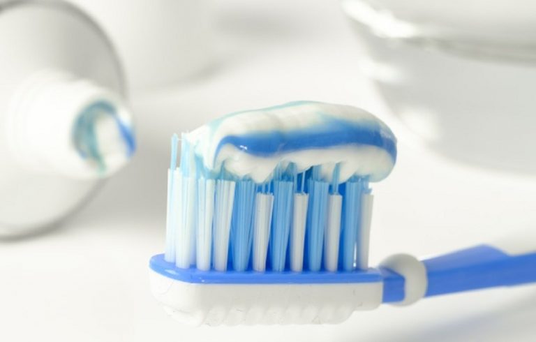 Virus negli spazzolini da denti: ecco la clamorosa scoperta di una equipe di scienziati Virus negli spazzolini da denti: ecco la clamorosa scoperta di una equipe di scienziati