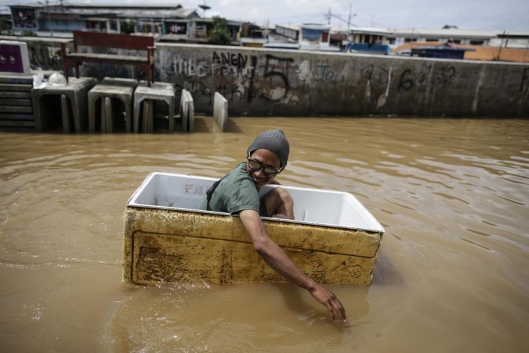 METEO – Intensa ondata di MALTEMPO causa FRANE e ALLAGAMENTI in Nepal: autostrada bloccata, crolli e almeno 6 vittime