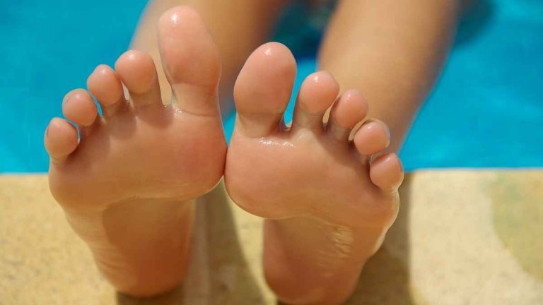 Piedi puzzolenti, perchè diventano maleodoranti e quali sono i migliori rimedi per risolvere il problema