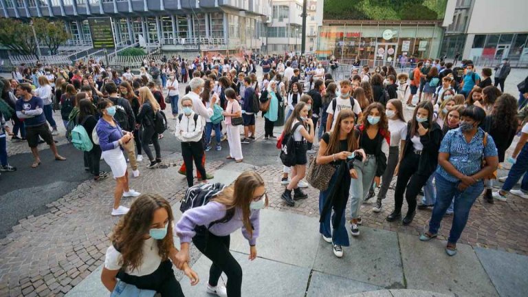 Coronavirus, coprifuoco anticipato e divieto di spostamento per gli under 16 a Conversano. Ma è grande polemica