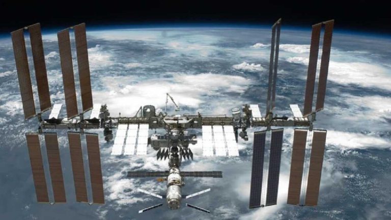 Fumata dal modulo russo della Stazione Spaziale: in salvo i membri dell’equipaggio Fumata dal modulo russo della Stazione Spaziale: in salvo i membri dell’equipaggio