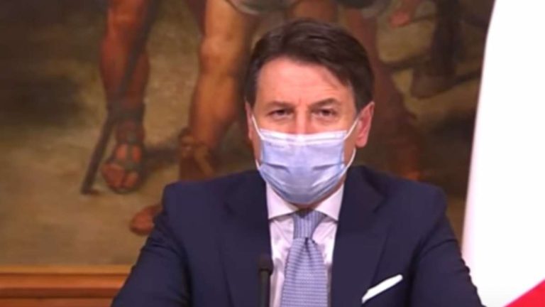 Coronavirus, Conte su Natale e Capodanno: “Escludo veglioni e abbracci”, le parole del premier Coronavirus, Conte su Natale e Capodanno: “Escludo veglioni e abbracci”, le parole del premier