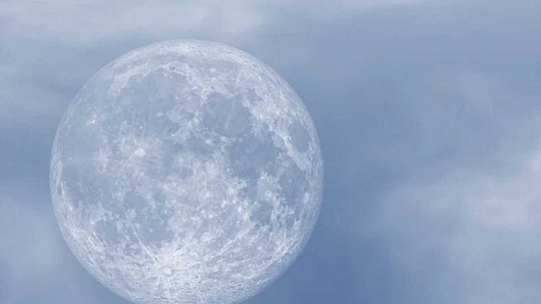 In fondo ad un cratere della Luna è sepolto un uomo: ecco di chi si tratta In fondo ad un cratere della Luna è sepolto un uomo: ecco di chi si tratta