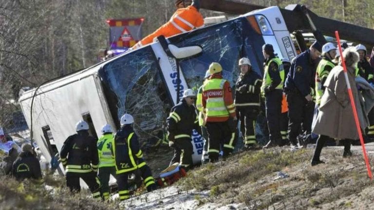 Autobus con 50 passeggeri a bordo esce di strada e si ribalta in India: ci sono 35 feriti, anche gravi Autobus con 50 passeggeri a bordo esce di strada e si ribalta in India: ci sono 35 feriti, anche gravi