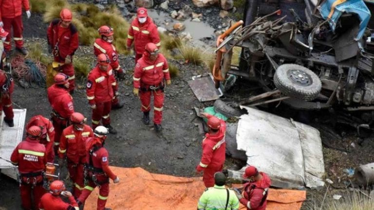 Autobus carico di passeggeri esce di strada e precipita in un burrone a Baitadi, in Nepal: 9 morti e 34 feriti Autobus carico di passeggeri esce di strada e precipita in un burrone a Baitadi, in Nepal: 9 morti e 34 feriti