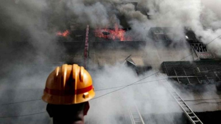 Grosso incendio divampa all’interno dell’ospedale di Surat, India: paura ed evacuazioni immediate Grosso incendio divampa all’interno dell’ospedale di Surat, India: paura ed evacuazioni immediate