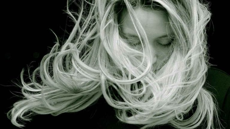 Caduta di capelli nelle donne over 60: scopri quali sono i rimedi naturali Caduta di capelli nelle donne over 60: scopri quali sono i rimedi naturali