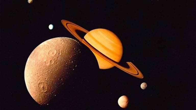 Stasera spettacolare bacio tra la Luna quasi piena e Saturno: a che ora vedere la splendida congiunzione astrale